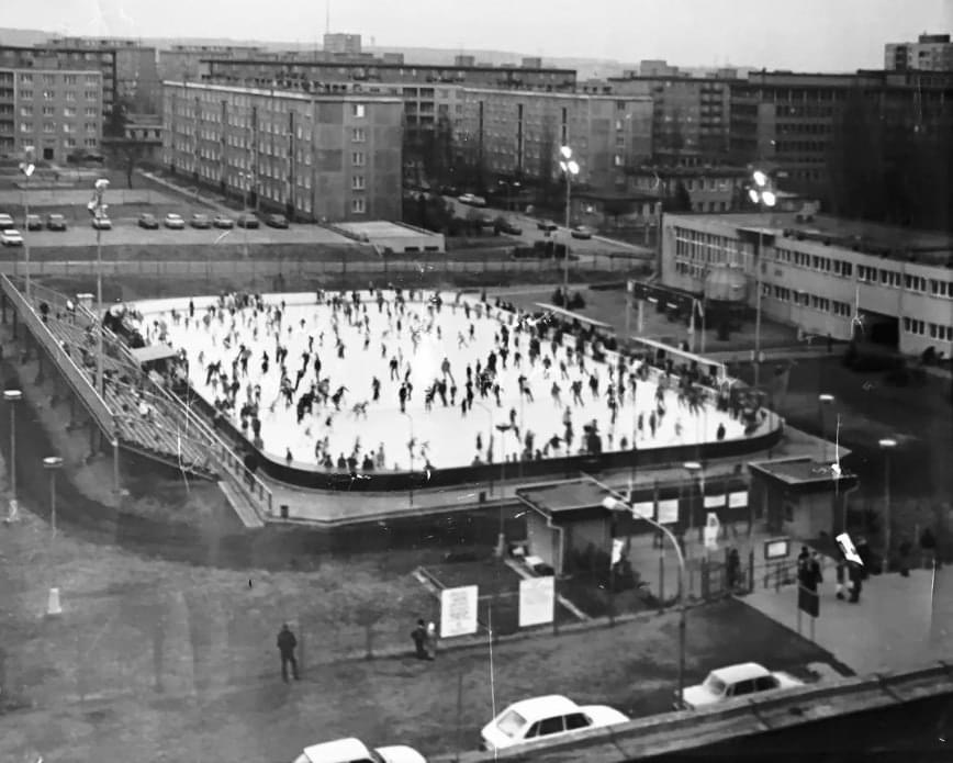 Kluziště s garážemi v pozadí